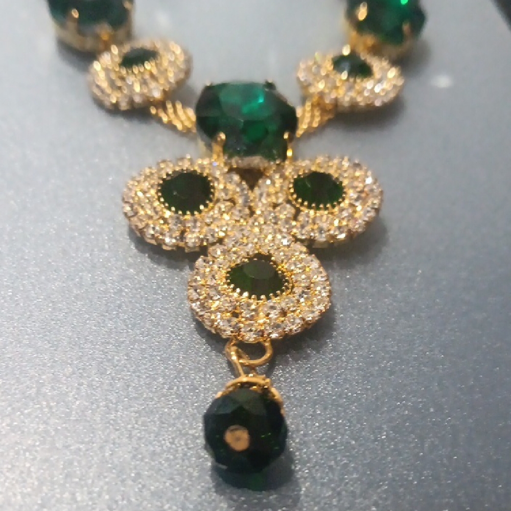 Elegant Green and Gold Necklace